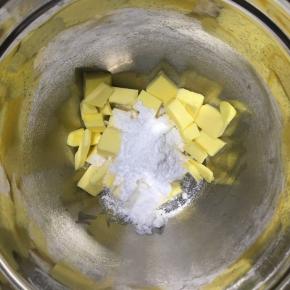 软化的黄油倒入糖粉，打蛋器打发到黄油匀开颜色变浅