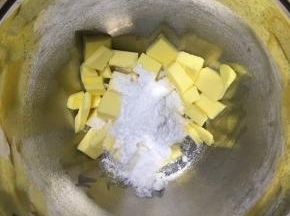软化的黄油倒入糖粉，打蛋器打发到黄油匀开颜色变浅
