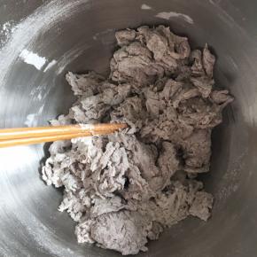 先用筷子搅拌成絮状，盆底如果还有干面粉就还需要再加一点水