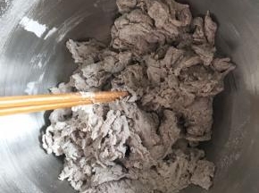 先用筷子搅拌成絮状，盆底如果还有干面粉就还需要再加一点水