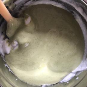 最后把翻拌均匀的蛋糕糊倒入剩下的蛋白霜中，翻拌完全均匀