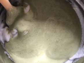 最后把翻拌均匀的蛋糕糊倒入剩下的蛋白霜中，翻拌完全均匀