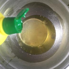 蛋清内滴入几滴柠檬汁