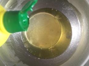 蛋清内滴入几滴柠檬汁