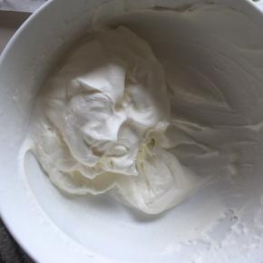 淡奶油加入细砂糖，打发至8分发