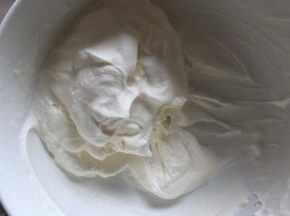 淡奶油加入细砂糖，打发至8分发