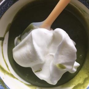 取1/3的蛋白霜到抹茶蛋黄糊中，上下翻拌均匀