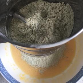 过筛加入到蛋黄液中