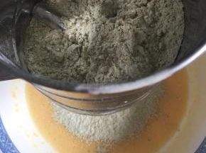 过筛加入到蛋黄液中