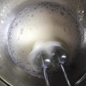 电动打蛋器低速打发至有粗泡，加入1/3的细砂糖，继续中高速打发