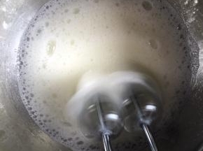 电动打蛋器低速打发至有粗泡，加入1/3的细砂糖，继续中高速打发