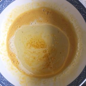 然后倒入玉米油和纯牛奶，搅打均匀