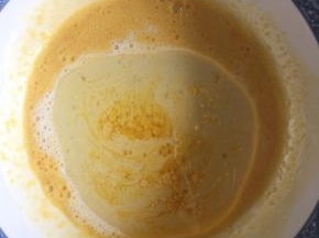 然后倒入玉米油和纯牛奶，搅打均匀