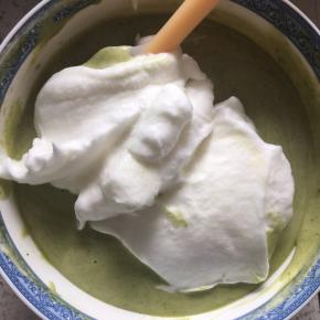 接着再加入1/3的蛋白霜到翻拌均匀的蛋糕糊中，继续翻拌均匀