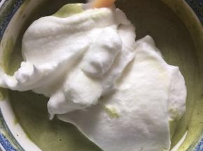接着再加入1/3的蛋白霜到翻拌均匀的蛋糕糊中，继续翻拌均匀