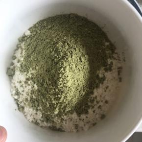 抹茶粉和低筋面粉混合均匀