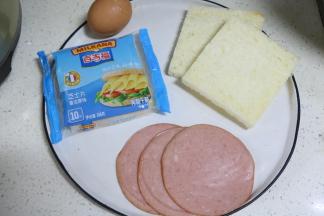 准备材料，吐司切掉四边