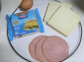 准备材料，吐司切掉四边