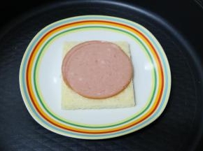 放一片火腿