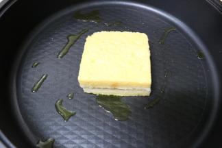 放入加了少许油的平底锅内