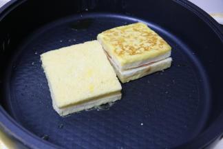 两面及四周煎至金黄色，即可取出