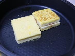 两面及四周煎至金黄色，即可取出