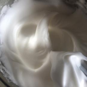 打发至提起打蛋头有弯弯的勾即可