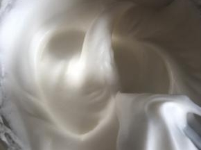 打发至提起打蛋头有弯弯的勾即可