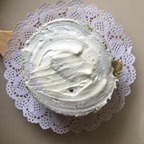 剩下的奶油随意涂抹一下蛋糕顶部