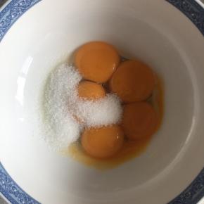 蛋黄内加入细砂糖，手动打蛋器打匀