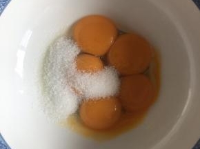 蛋黄内加入细砂糖，手动打蛋器打匀