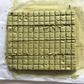 放凉的蛋糕翻面，切成四片