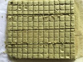 放凉的蛋糕翻面，切成四片