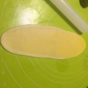 正面擀成牛舌状