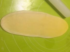 正面擀成牛舌状