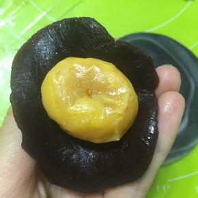 肉松蛋黄馅：取适量红豆沙包住蛋黄