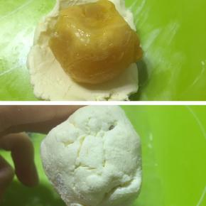 乳酪蛋黄馅：取一个烤好的咸鸭蛋黄包入奶油奶酪里，像包汤圆一样包好