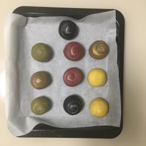 全部包好馅，整理一下形状，让蛋黄酥圆圆的