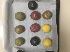 全部包好馅，整理一下形状，让蛋黄酥圆圆的