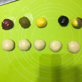 四种颜色的油酥分为22g一份的面团，剩余的油酥和在一起成一份彩色的油酥；水油皮分为34g一个的小面团，每一种面团都各自有5个