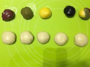 四种颜色的油酥分为22g一份的面团，剩余的油酥和在一起成一份彩色的油酥；水油皮分为34g一个的小面团，每一种面团都各自有5个