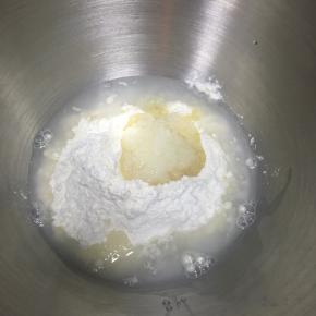 水油皮制作：水油皮材料混合，厨师机换上和面钩，低速搅拌和面