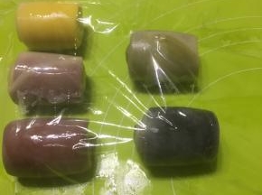 再一次卷起来，盖上保鲜膜，松弛15分钟