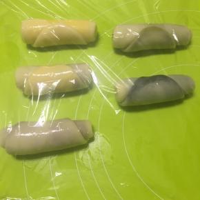 卷起来，然后盖上保鲜膜松弛15分钟