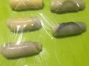 卷起来，然后盖上保鲜膜松弛15分钟