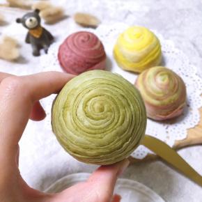 出炉的蛋黄酥，螺纹很美～