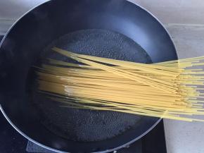 加少许盐，橄榄油，锅中烧滚开水，放入意面煮