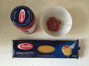 准备好食材，猪肉剁成肉糜，加少许盐，料酒拌匀