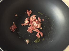 重起油锅，少许橄榄油，加入肉糜翻炒