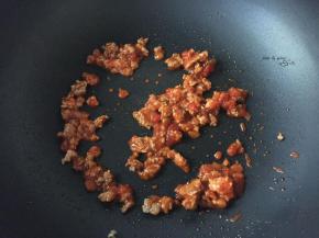 变色后加入意面酱翻炒均匀